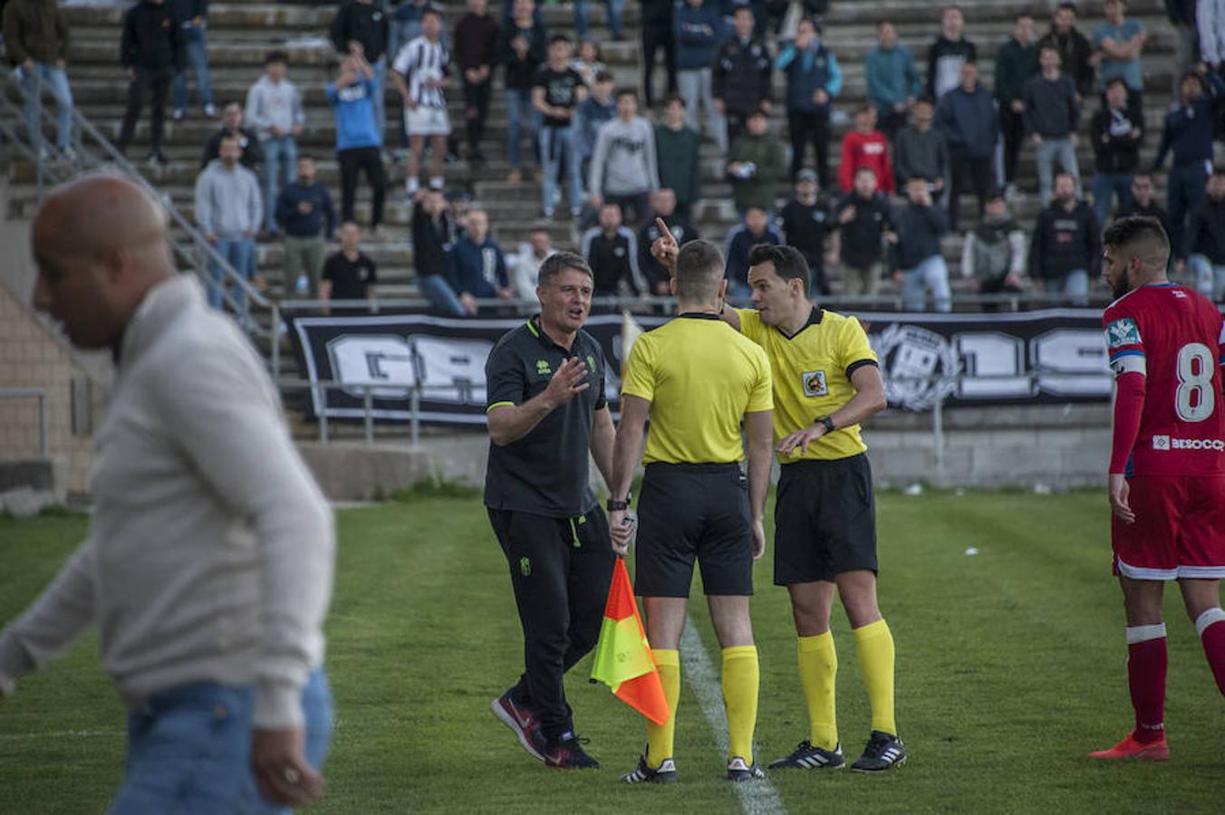 El Badajoz defiende su escasa renta de penalti en un final agónico con uno menos por la expulsión de Petcoff