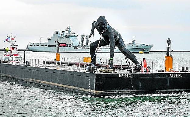 'Mensajera', la estatua más grande del Reino Unido, a su llegada al puerto de Plymouth. 