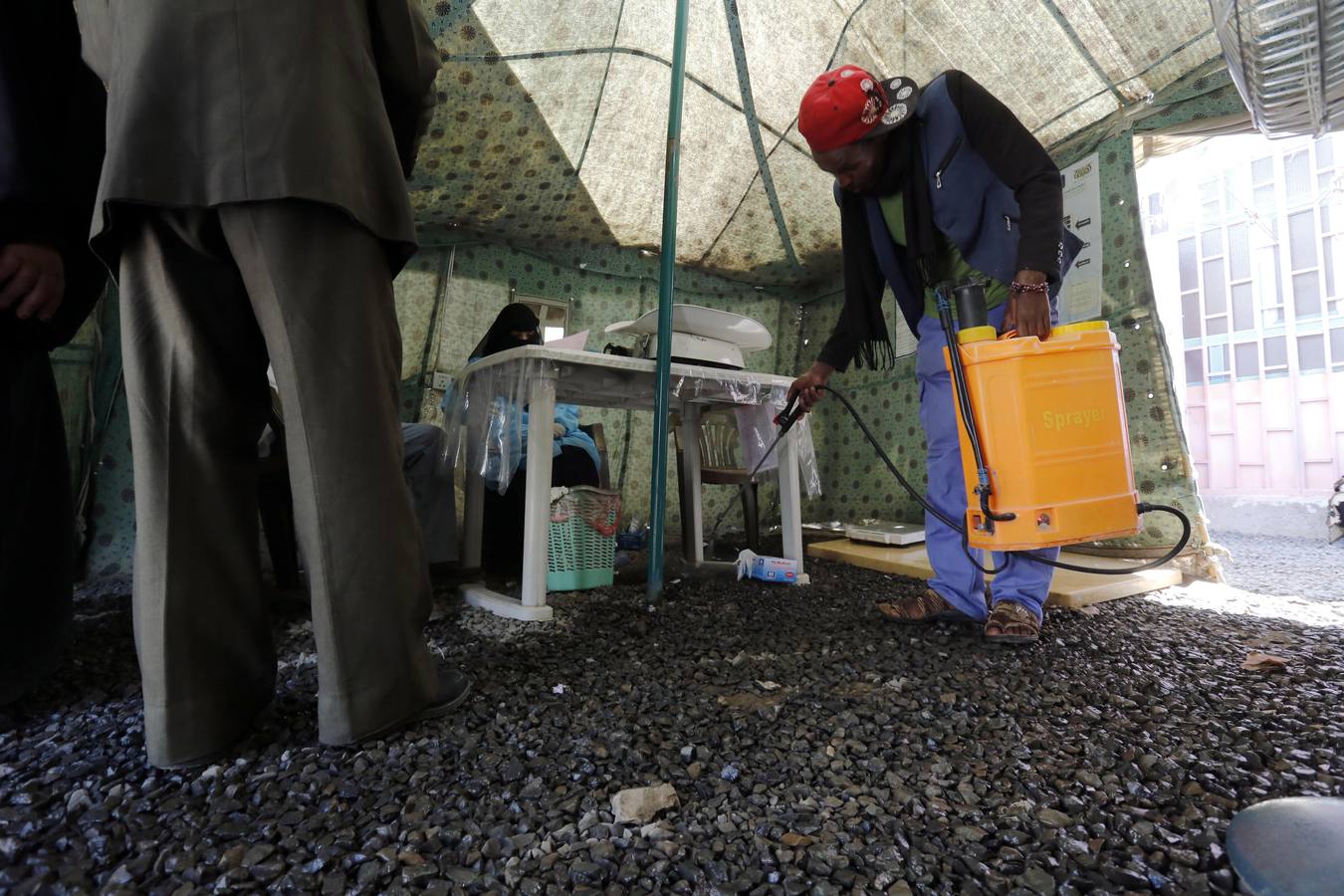 Los yemeníes infectados con cólera reciben tratamiento en un centro de tratamiento de cólera en medio de una nueva ola de epidemia de cólera en Sana'Äôa, Yemen, el 17 de marzo de 2019. Según informes de salud, una nueva ola de brotes de cólera que se propagan rápidamente en Yemen ha afectado a casi 90 miles de personas y causó al menos 130 muertes asociadas desde enero de 2019. La Organización Mundial de la Salud (OMS) ha informado que alrededor de 1 millón de personas en Yemen se han visto afectadas por la epidemia de cólera y más de 2,515 muertes asociadas desde abril de 2017.
