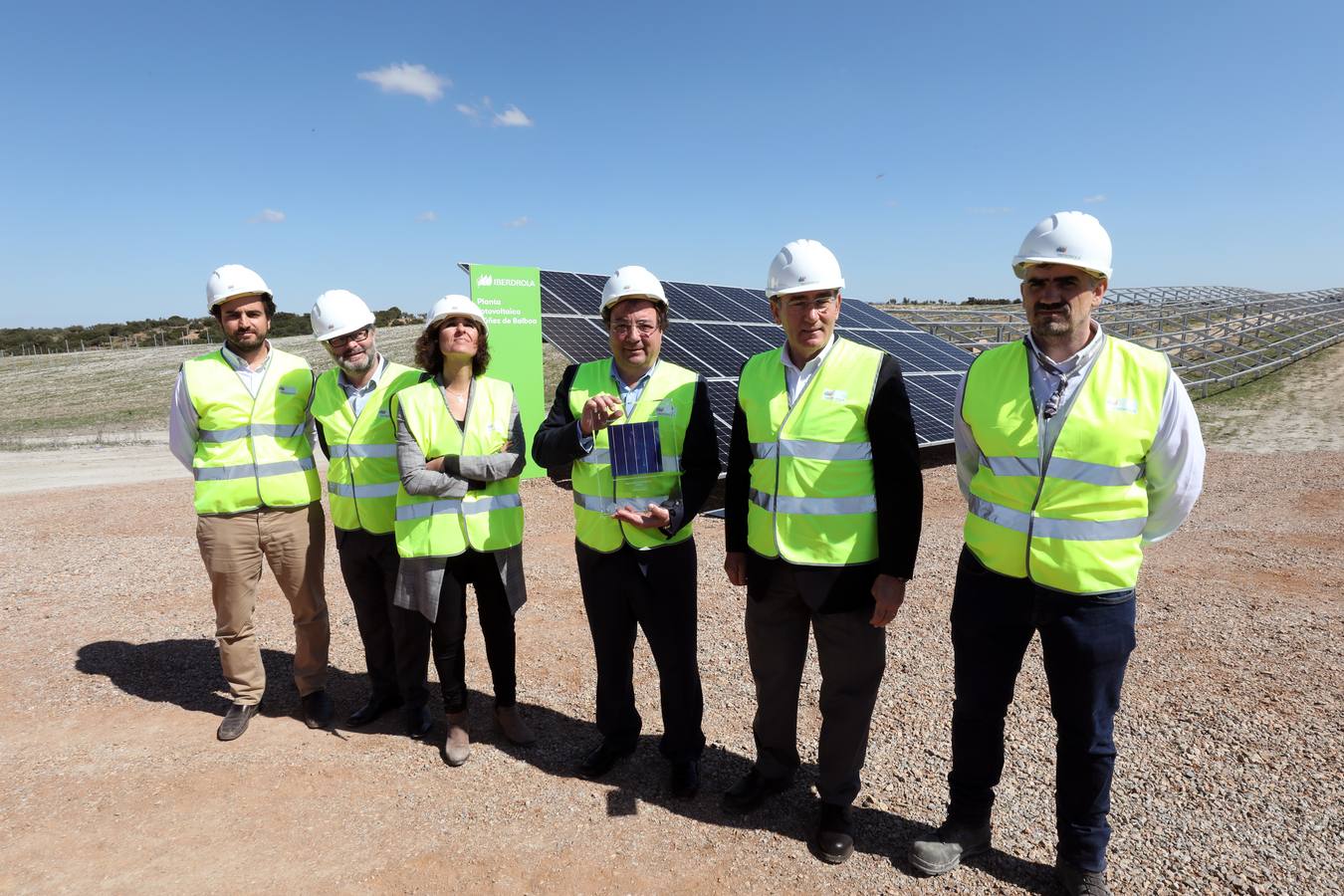 El presidente de Iberdrola, Ignacio Galán, junto a trabajadores de la fotovoltaica y Fernández Vara, inauguraron la planta Núñez de Balboa en la localidad de Hinojosa del Valle.