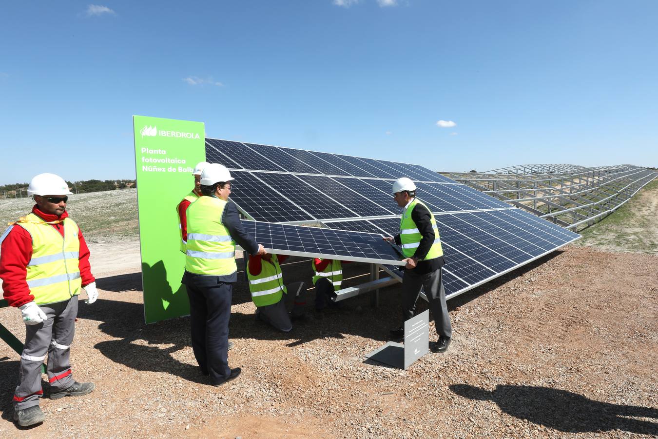 El presidente de Iberdrola, Ignacio Galán, junto a trabajadores de la fotovoltaica y Fernández Vara, inauguraron la planta Núñez de Balboa en la localidad de Hinojosa del Valle.