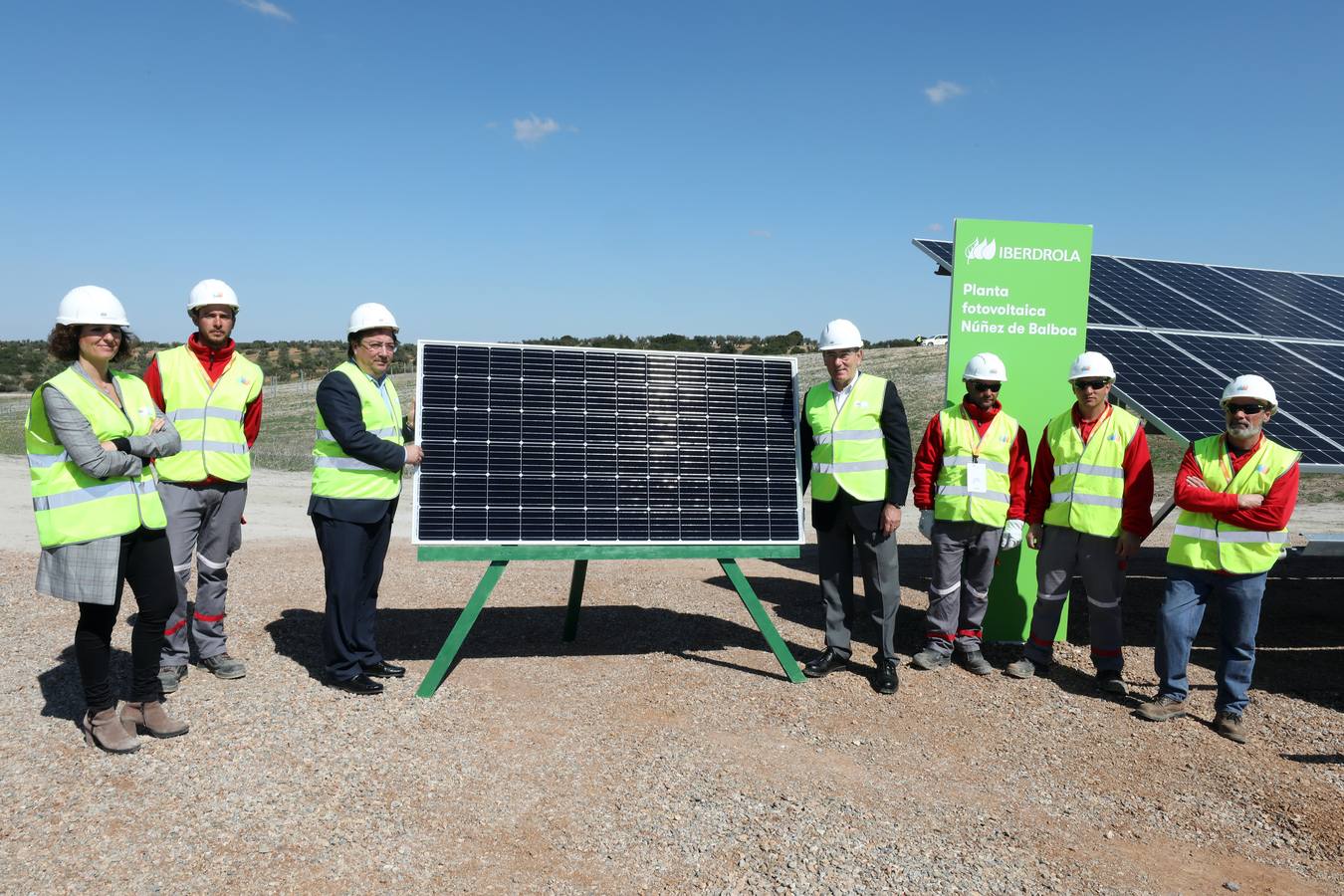 El presidente de Iberdrola, Ignacio Galán, junto a trabajadores de la fotovoltaica y Fernández Vara, inauguraron la planta Núñez de Balboa en la localidad de Hinojosa del Valle.