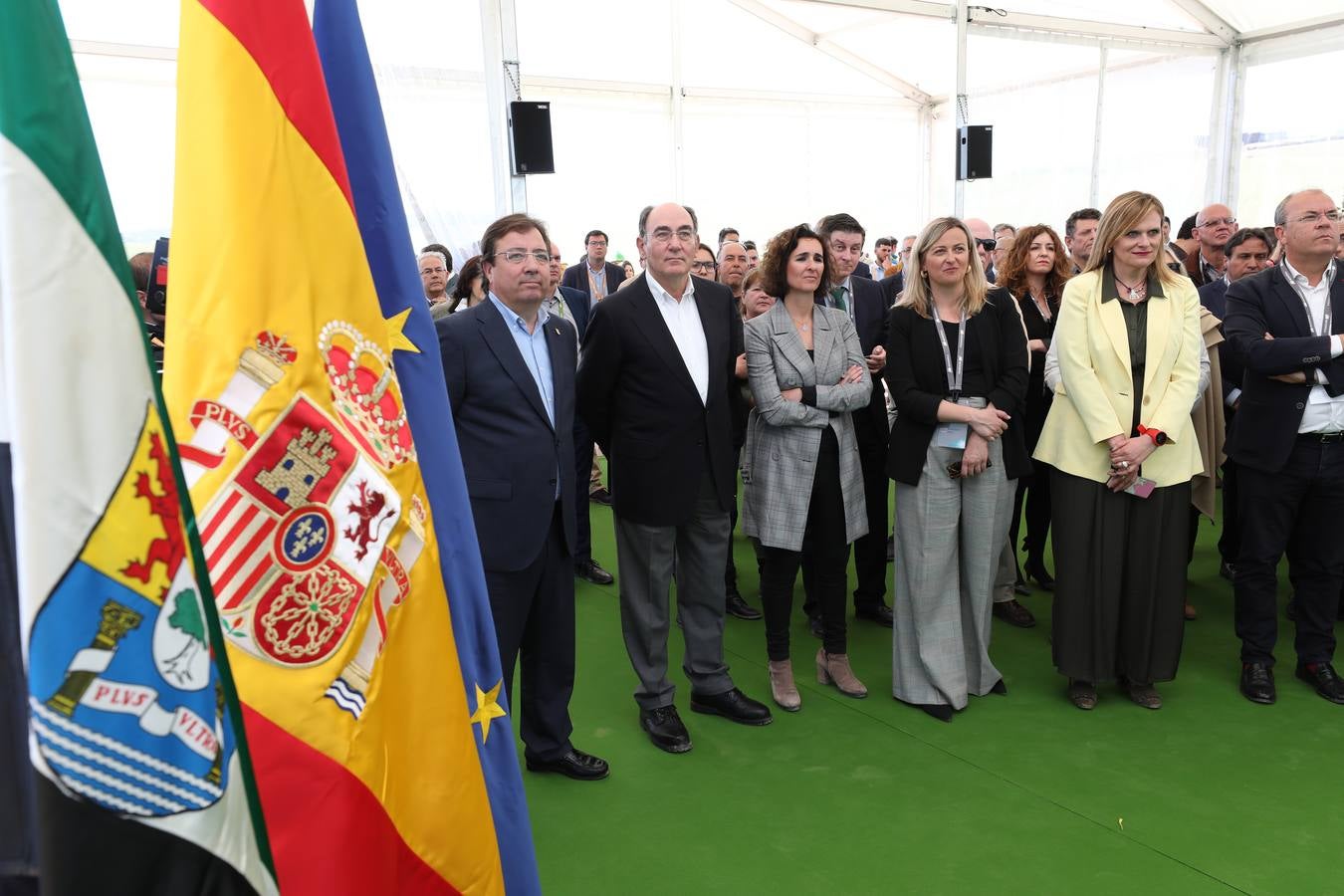 El presidente de Iberdrola, Ignacio Galán, junto a trabajadores de la fotovoltaica y Fernández Vara, inauguraron la planta Núñez de Balboa en la localidad de Hinojosa del Valle.