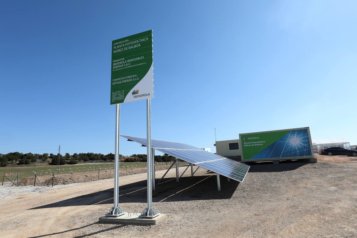 El presidente de Iberdrola, Ignacio Galán, junto a trabajadores de la fotovoltaica y Fernández Vara, inauguraron la planta Núñez de Balboa en la localidad de Hinojosa del Valle.