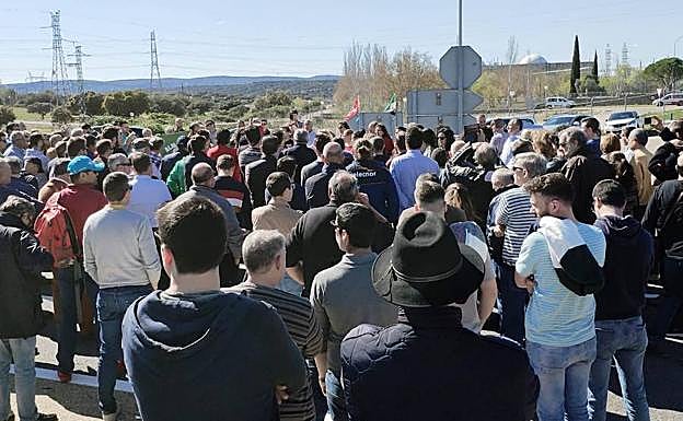 Un momento de la concentración a las puertas de la nuclear.