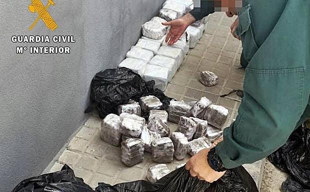 Detenido cuando circulaba a la altura de Calzadilla de los Barros con 50 kilos de hachís