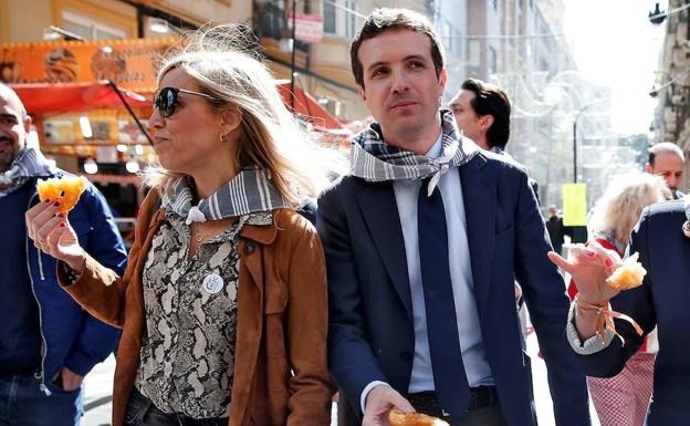 El presidente del PP, Pablo Casado, junto a su mujer, Isabel Torres, comen buñuelos durante su visita este martes a las fallas de Valencia.
