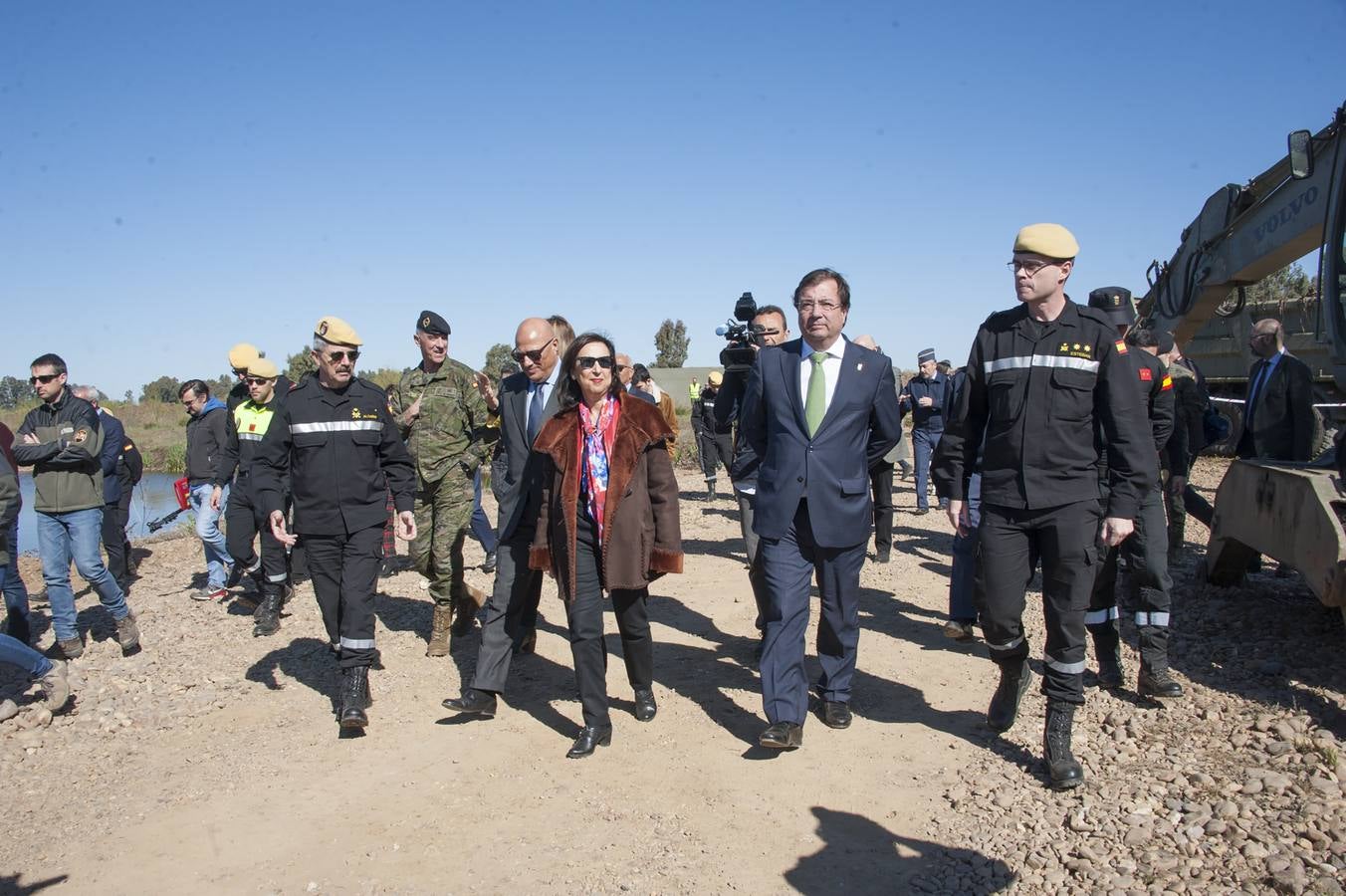 La ministra de Defensa, Margarita Robles, ha quedado impresionada del trabajo que han realizado los miembros de la Unidad Militar de Emergencias
