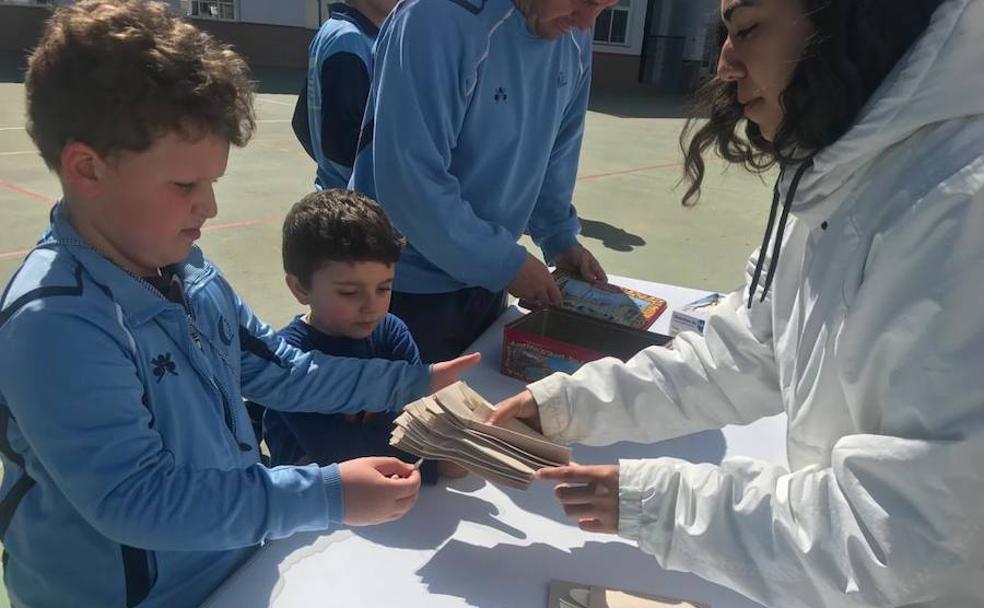 Alumnos del colegio Nuestra Señora de la Granada con los cubiertos biodegradables vendidos en la Matanza de Llerena:: M.T.G.