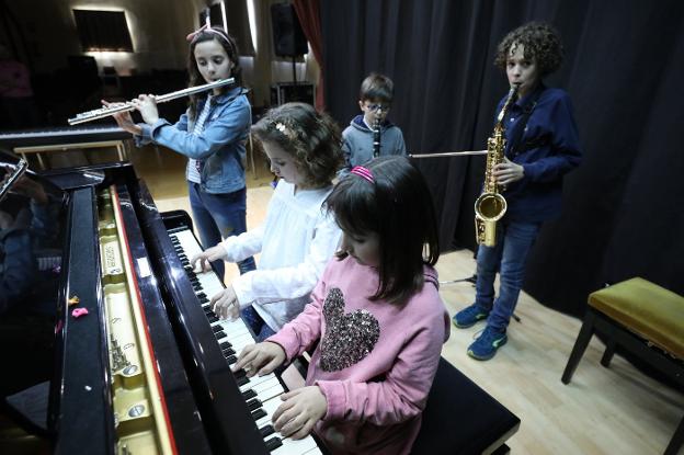 Algunos de los alumnos preparan las actividades para la Semana Blanca. :: brígido