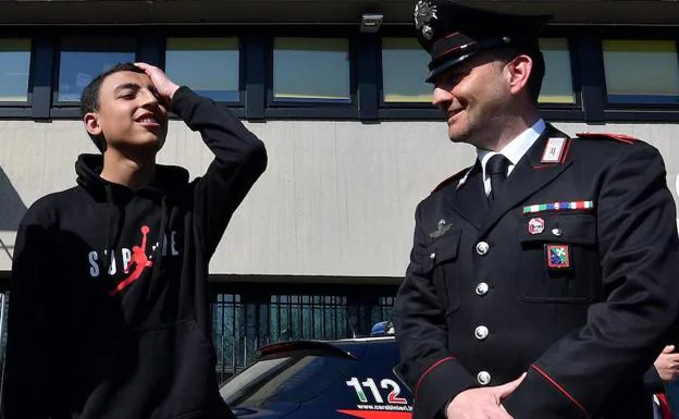 El joven Ramy Shelata (c) posa junto a carabinieri en San Donato Milanese. 
