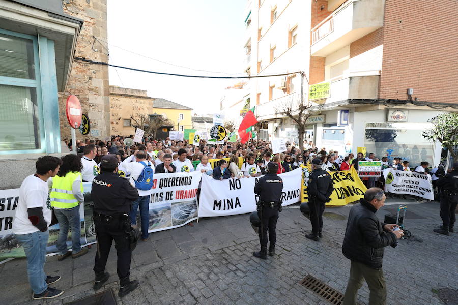 Fotos: Más de 1.200 personas se concentran en Mérida contra la mina de uranio en la región