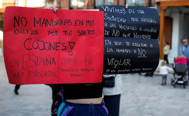 Vecinos de la localidad de Ciempozuelos se manifiestan para mostrar su rechazo a la agresión múltiple sufrida por una joven de 24 años. 