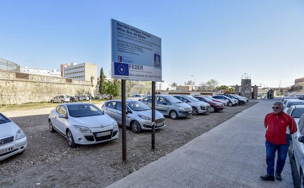 Coches aparcados en el solar del antiguo colegio Bótoa ayer, antes de que fuera vallado.