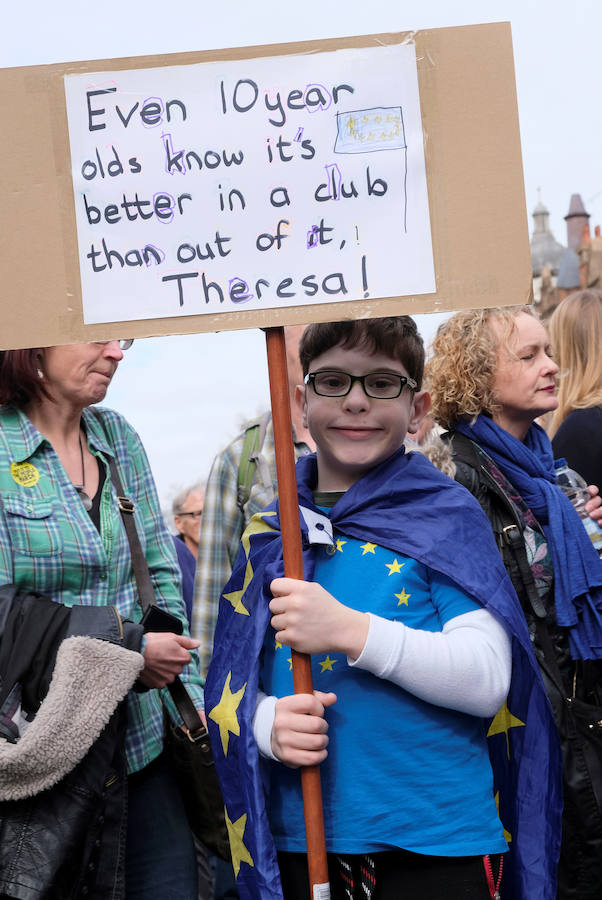 Un millón de británicos, según los organizadores, procedentes de las islas escocesas, de Bristol, Mánchester o Leeds se han manifestado por el centro de Londres para exigir que se celebre un segundo referéndum sobre el 'Brexit'.