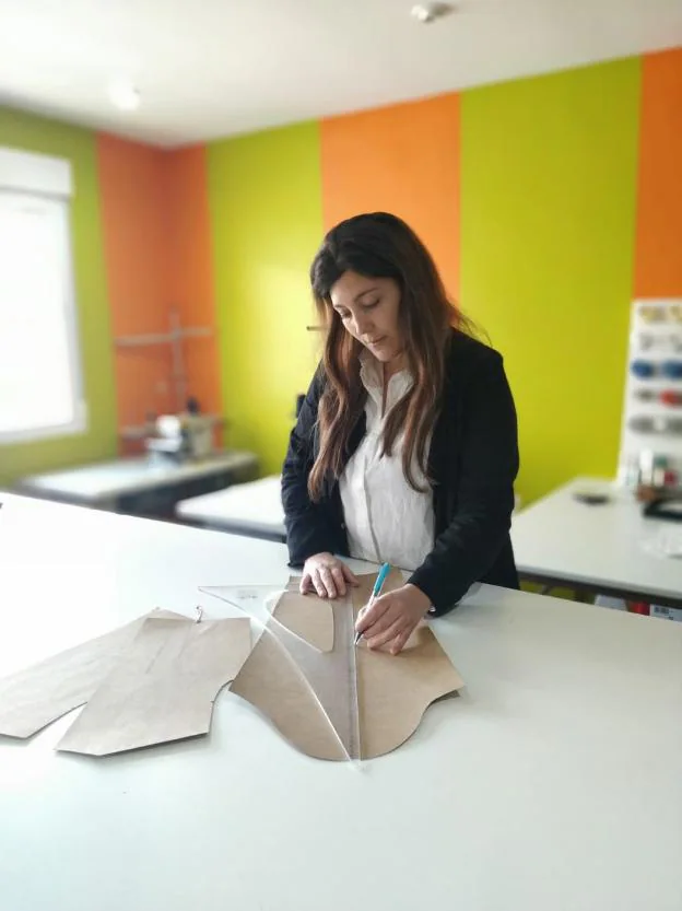 Alba García trabajando en uno de sus diseños. :: D.G.