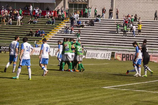 Los jugadores del Cacereño celebran un gol en el choque ante el Olivenza. :: jorge rey