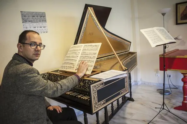 El clavecinista Santiago Pereira, director del Festival y de la Orquesta Barroca de Badajoz. :: Pakopí