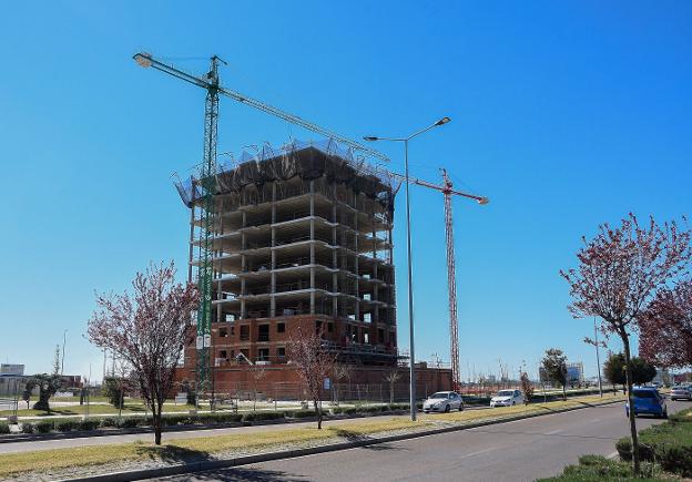 Imagen de una residencial en construcción en la avenida de Elvas de Badajoz. :: casimiro moreno