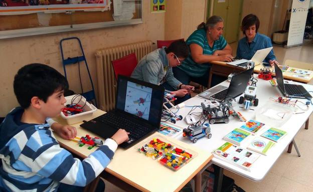 La Escuela de Ingenierías Industriales acoge la celebración del Arduino Day en Badajoz 