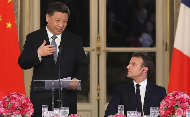 Xi Jinping (i) habla junto a Macron. 