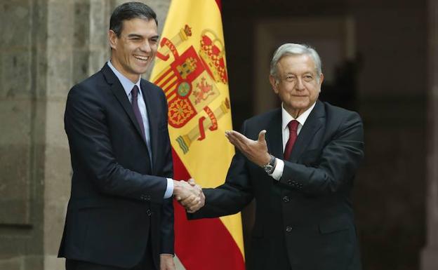 Pedro Sánchez (i) y Andrés Manuel López Obrador participan en un acto protocolario en Palacio Nacional, en Ciudad de México. 