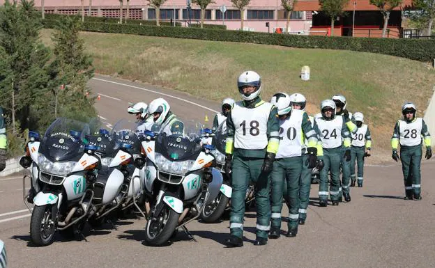 Imagen. Un grupo de motoristas espera al inicio de la prueba.