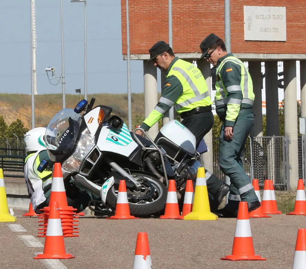 Agentes motoristas de toda España se examinan en la Escuela de Tráfico para escoltar a los ciclistas en la Vuelta