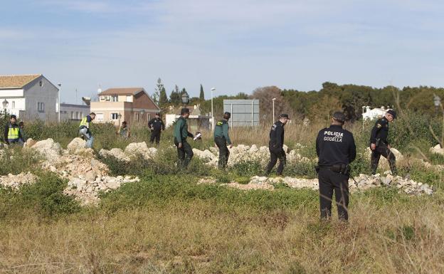 Un grupo de agentes rastrea un campo abandonado durante el dispositivo de búsqueda de los niños. 