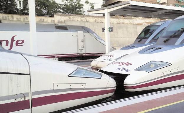 Varios trenes de alta velocidad de Renfe estacionados en la estación de AVE de Alicante. 