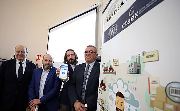 Tallada (Philip Morris), Gonzalo (Junta) , Gil y Llerena (CTAEX), en la presentación de la aplicación móvil para tabaco. 