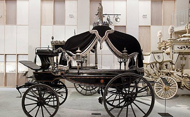 La Araña, el más popular de los carruajes fúnebres. El ataúd sólo iba cubierto por un tejido enlutado. Si el tejido era de más calidad, el muerto tenía más dinero. 