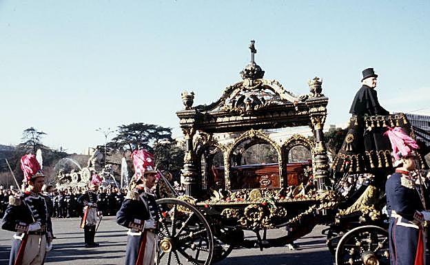 Entierro de Tierno Galván, el 21 de enero de 1986. El féretro del gran alcalde de Madrid fue transportado por La Imperial, una carroza traída expresamente desde Barcelona. Ha sido su último servicio.