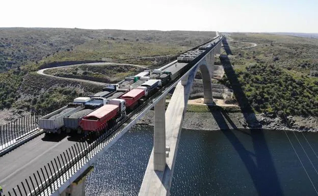 Imagen principal - El viaducto del Tajo supera la prueba de carga