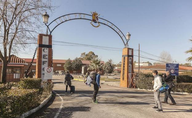 Nuevos reclutas ingresando en el Cefot número 1 de Cáceres, en una imagen de arachivo. 