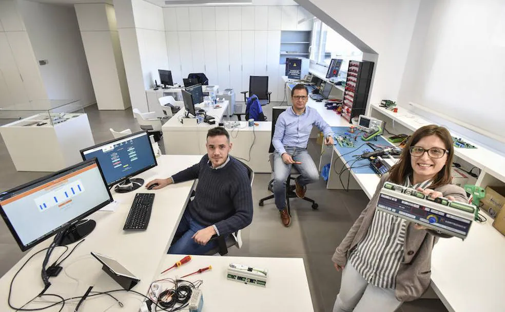 Juan Antonio Fuentes, Valentín Pérez y Esther Albalá se dedican a la innovación tecnológica dentro de la compañía miajadeña Grupo Laura Otero.