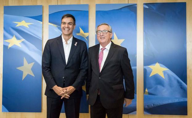 Sánchez y Juncker posan para los medios en una reunión en Bruselas.