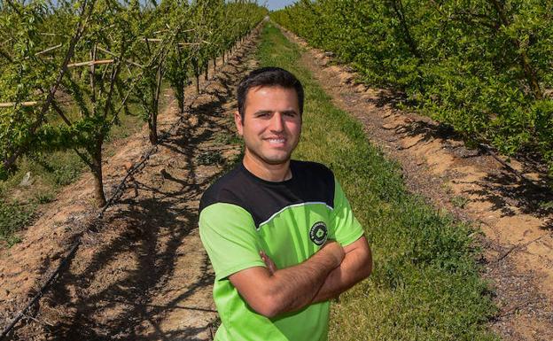 Javier Ramos (29 años) lleva cinco campañas al frente deuna finca de frutales de Valdelacalzada. :: 