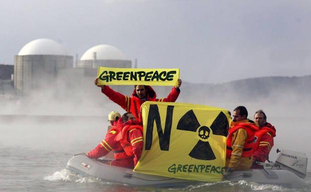 Activistas de Greenpeace, en la central, en mayo del año 2007. Uno de ellos sobrevoló las inmediaciones de la planta en parapente.