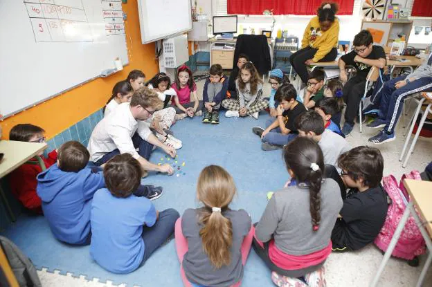 El profesor Juan Antonio Durán explicando los números primos y compuestos con piezas de lego. 