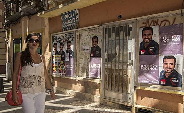 Carteles electorales en una calle de Badajoz en las últimas elecciones generales .: 