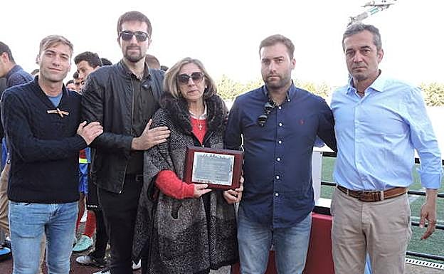 Mujer e hijos de Juan Ignacio recibiendo la placa de manos del presidente del Frexnense, Francis Rastrojo 
