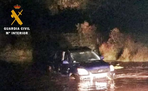 La Guardia Civil rescata a tres personas atrapadas en un coche en un arroyo de Alconchel