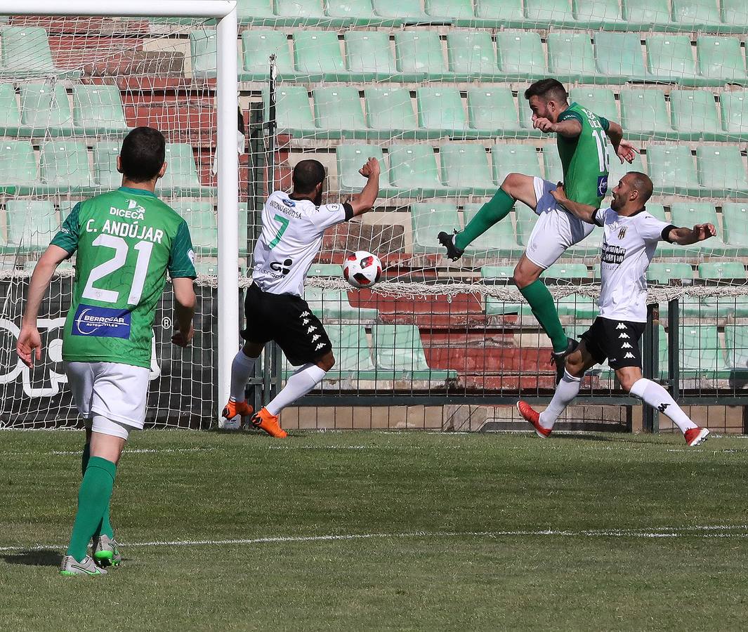 El Mérida vislumbra el campeonato tras vencer en el duelo directo a un Cacereño que llegó sin fuerzas al tramo final del partido.