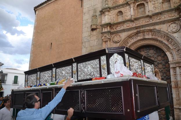 Un vecino depositando alimentos sobre los pasos. :: l. p.