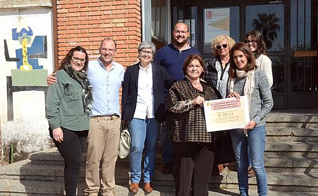 Miembros del departamento de orientación y la Asociación Oncológica Extremeña 