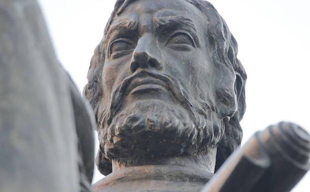 Estatua ubicada en el centro de Cáceres en recuerdo al conquistador nacido en Medellín. 