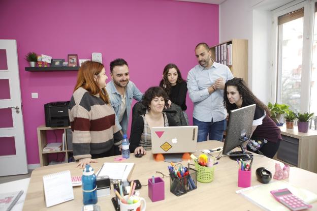 Miembros del equipo técnico de la Fundación Triángulo en la nueva sede de Cáceres. :: armando méndez