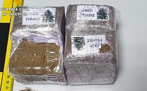 Detienen a dos vecinos de Cáceres cerca de Calzadilla de los Barros con un kilo de hachís