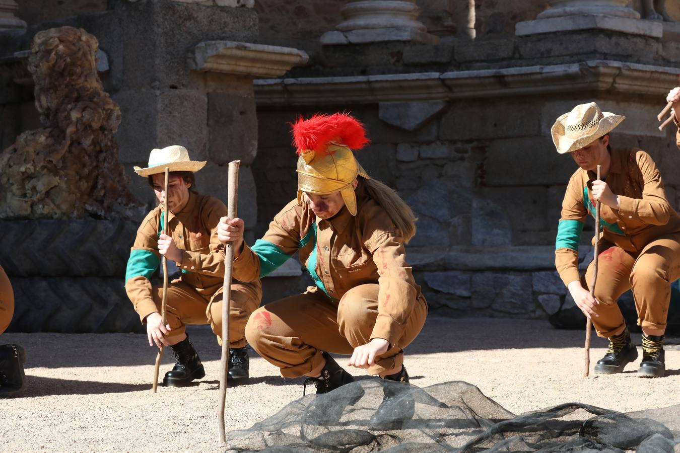 El grupo 'Párodos Teatro' del IES Siberia Extremeña, de Talarrubias (Badajoz), ha representado la obra clásica 'La Paz', de Aristófanes.